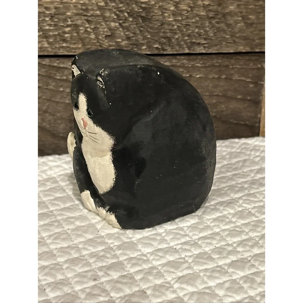 James Haddon Hand-Carved and signed Black &‎ White Tuxedo Cat Figurine – 3.5